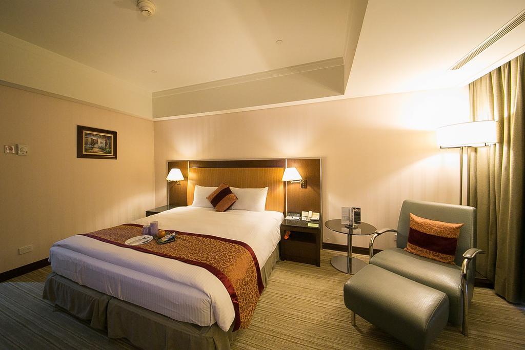 Evergreen Plaza Hotel - Tainan Room photo A room at the hotel